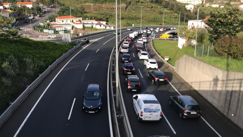 Imagem de Trânsito congestionado na Via Rápida
