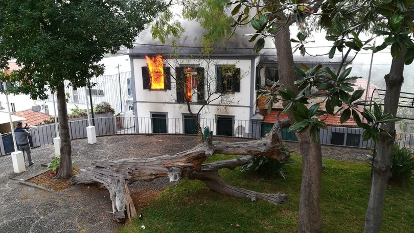 Suspeito de atear fogo a casa em Santo António internado no Hospital Psiquiátrico