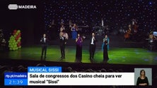 Imagem de Sala de congressos do Casino cheia para ver “Sissi”