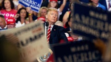 Imagem de Milhares de apoiantes de Trump concentram-se para exigir mais quatro anos