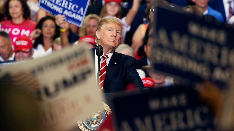 Imagem de Milhares de apoiantes de Trump concentram-se para exigir mais quatro anos
