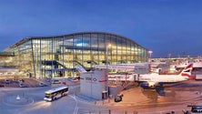 Imagem de Covid-19: Reino Unido já começou a realizar testes rápidos à saída de um dos aeroportos (Vídeo)