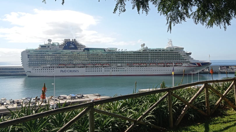 Imagem de Porto do Funchal recebe gigante