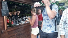 Imagem de Vinho Madeira apreciado por turistas e residentes na Placa Central e na Praça do Povo