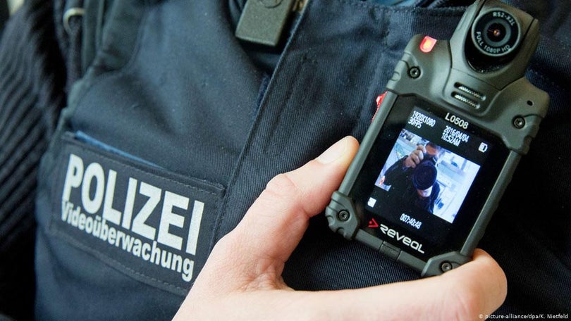 Imagem de Polícias com câmaras nos uniformes