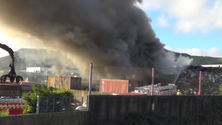 Imagem de Grande incêndio deflagra na zona industrial de Angra do Heroísmo (Vídeo)