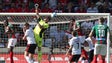 Imagem de Benfica vence mas não convence