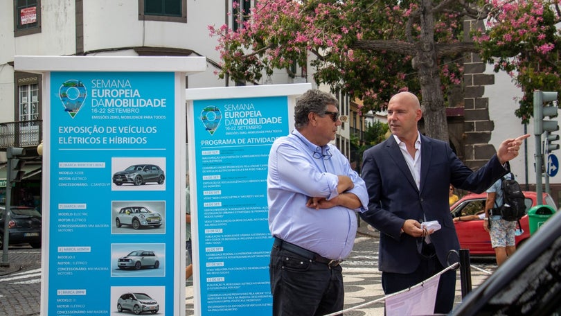 Praça do Município acolhe exposição de veículos menos poluentes