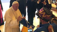 Imagem de Papa recebe barrete de vilão e bandeira da Madeira