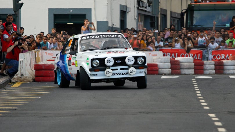 Mário Oliveira e Nuno Teixeira de Ford Escort no Rali Vinho Madeira com funções de carro 0