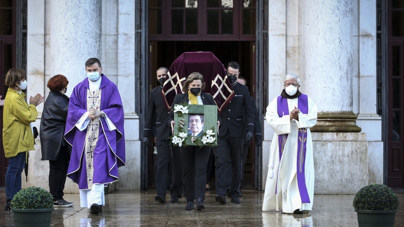Imagem de Dezenas de pessoas na Basílica da Estrela para o último adeus a Jorge Coelho
