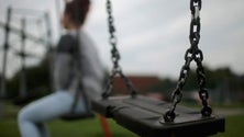 Imagem de Crianças portuguesas sob serviços sociais britânicos em risco de ficarem indocumentadas