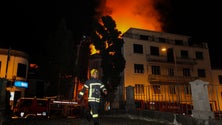Imagem de Cerca de 40 viaturas e mais de 60 bombeiros combatem incêndio no Funchal