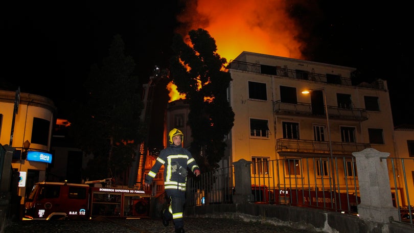 Imagem de Cerca de 40 viaturas e mais de 60 bombeiros combatem incêndio no Funchal