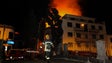 Cerca de 40 viaturas e mais de 60 bombeiros combatem incêndio no Funchal