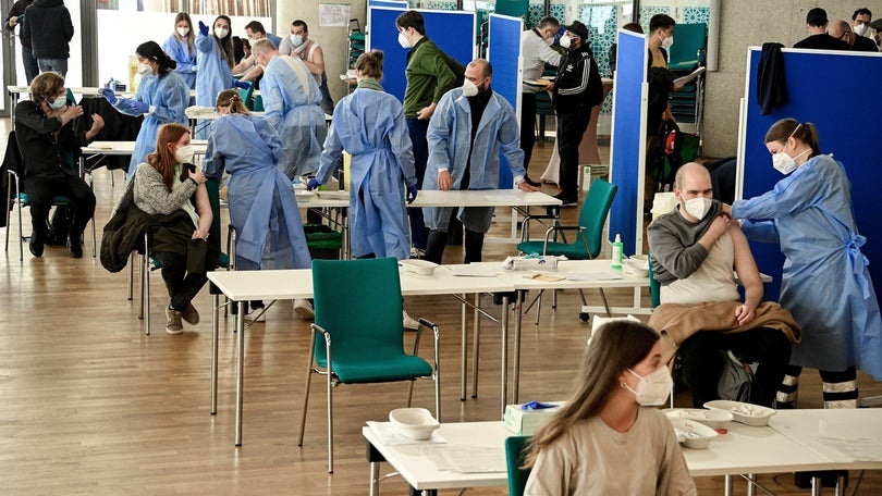 Imagem de Seis casos de trombose pós-vacina da AstraZeneca