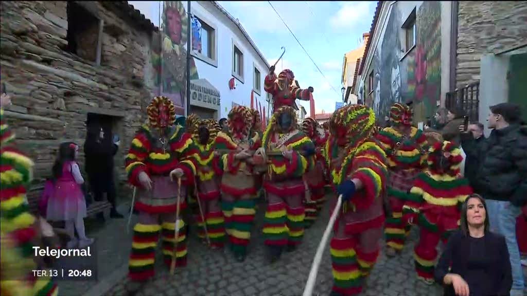 Caretos nas ruas. Público encheu o carnaval de Podence