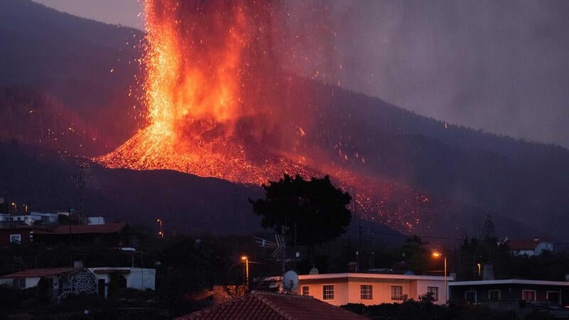 Lava de vulcão nas Canárias destruiu 350 edifícios