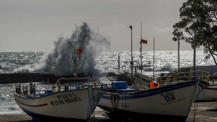 Imagem de Açores com chuva, agitação marítima e vento