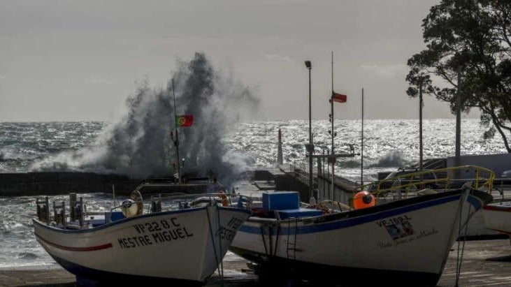 Açores com chuva, agitação marítima e vento