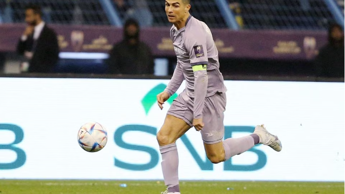Imagem de Ronaldo estreia-se a marcar de penálti e evita derrota do Al Nassr nos descontos