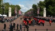 Isabel II: Milhares de pessoas acompanham em Londres cortejo fúnebre em direção a Westminster