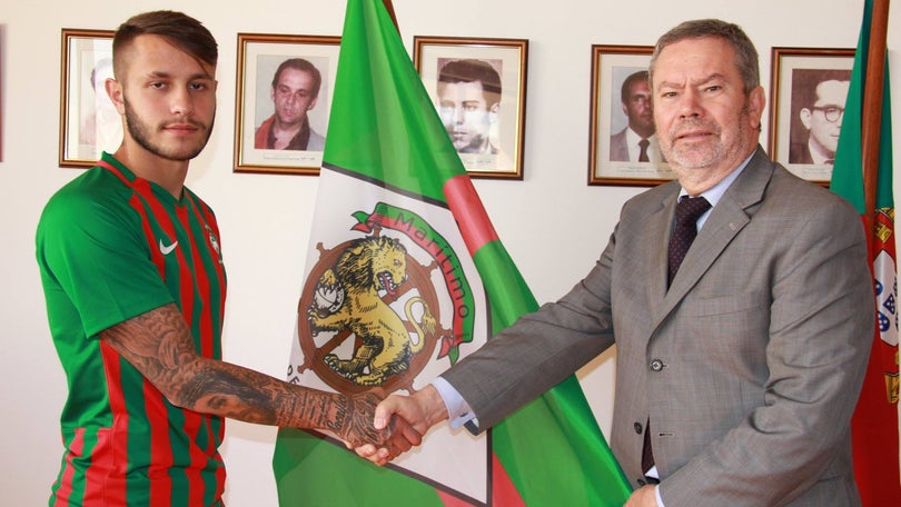 Imagem de Leandro Cardoso assina contrato profissional com o Marítimo
