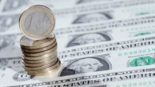 Imagem de Dólar passa acima do euro impulsionado pela determinação da Fed