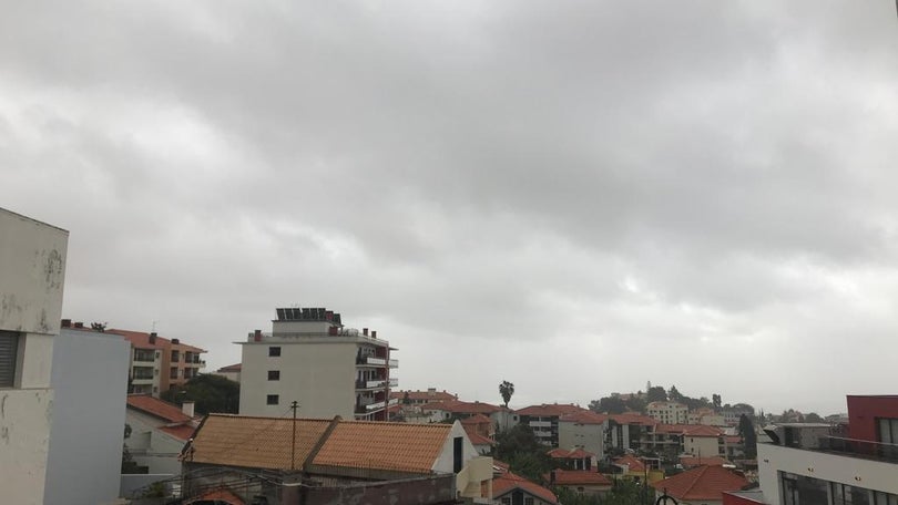 Dia de chuva por vezes forte e trovoada