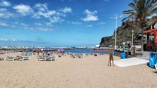 Imagem de Dispensa do uso de máscara na praia, na prática desportiva ao ar livre e nos passeios pela natureza