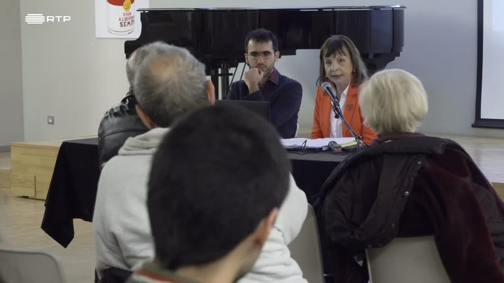 Eurodeputada portuguesa fala com jovens, em Paris, sobre o futuro da União Europeia