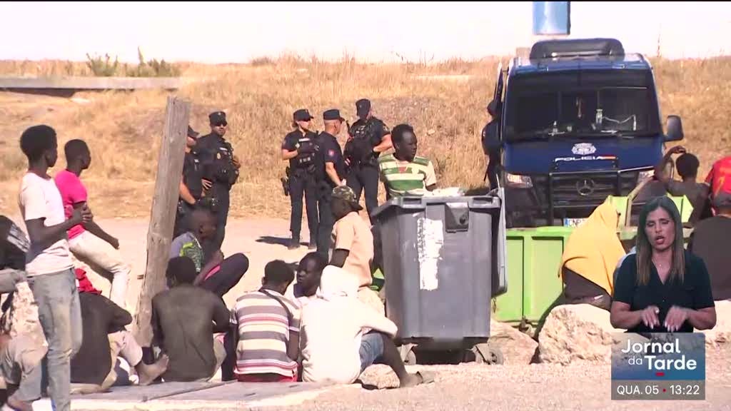 Cerca de 2500 migrantes permanecem em Ceuta