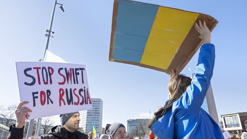 Imagem de UE concretiza exclusão de 7 bancos russos do sistema SWIFT
