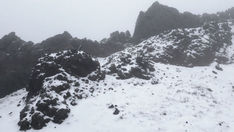 Neve volta a encerrar estrada de acesso ao Pico do Areeiro
