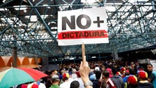 Imagem de Milhares de Venezuelanos junta-se num `mega protesto` nas ruas de Caracas