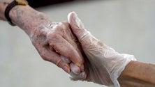 Imagem de 80% das pessoas com mais de 80 anos vacinadas até março