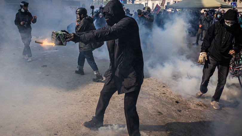 Imagem de Milhares de pessoas voltam às ruas francesas contra aumento da idade de reforma