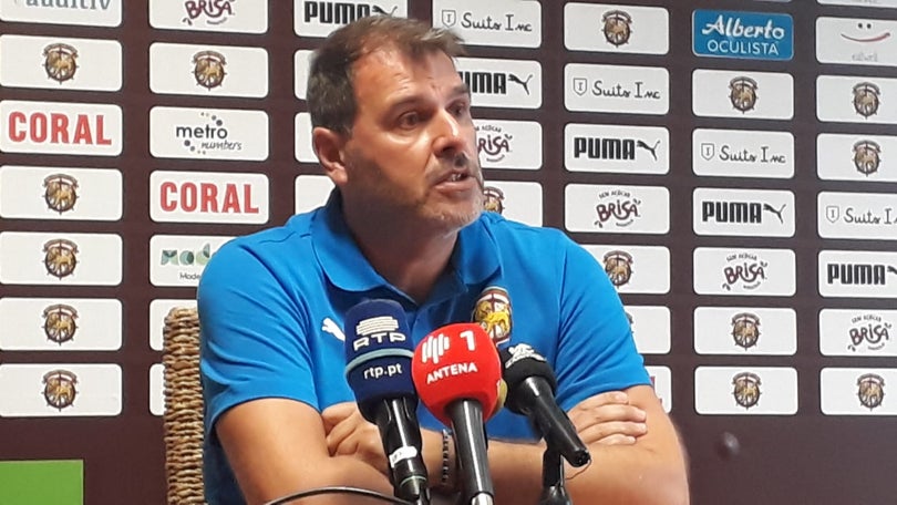 Imagem de João Henriques chama três caras novas