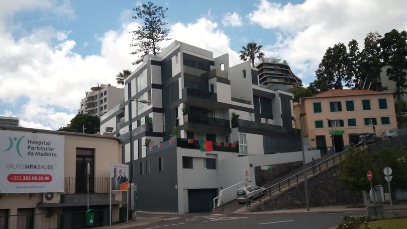 Casa de Ronaldo com bandeiras de Portugal