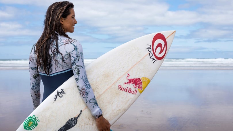Imagem de Surfistas portuguesas Yolanda Hopkins e Teresa Bonvalot nas «meias» na Galiza