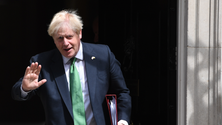 Imagem de Boris Johnson defende que sai «de cabeça bem erguida»