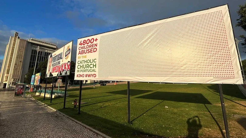 Imagem de Cartazes contra abusos sexuais na Igreja colocados em Lisboa, Loures e Algés