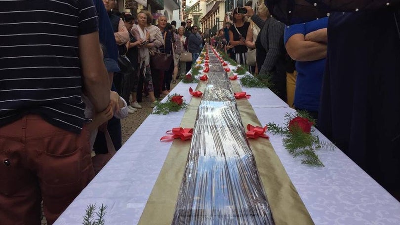 Imagem de Cerca de 60 metros de Bolo de Mel invadem a Rua da Carreira