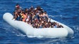 Três mortos e 45 sobreviventes em barco de migrantes socorrido junto às Canárias