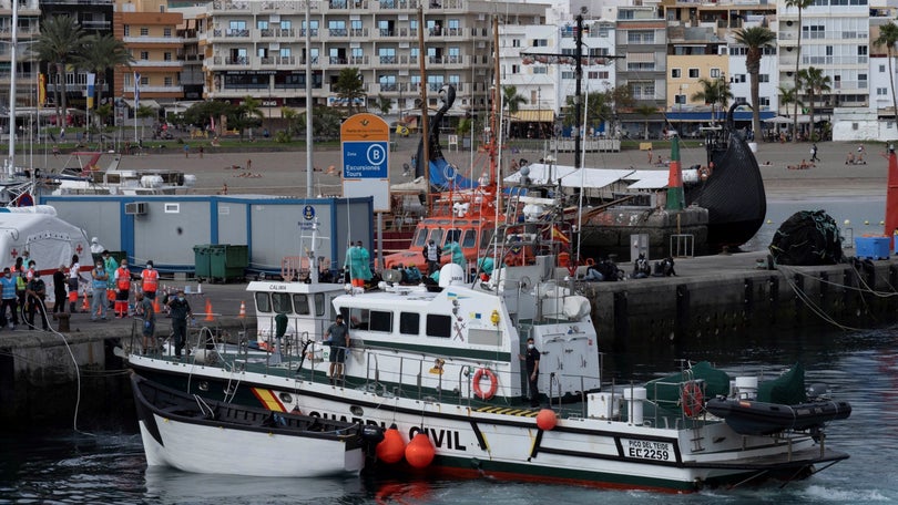 Embarcação com 17 corpos rebocada para as Ilhas Canárias