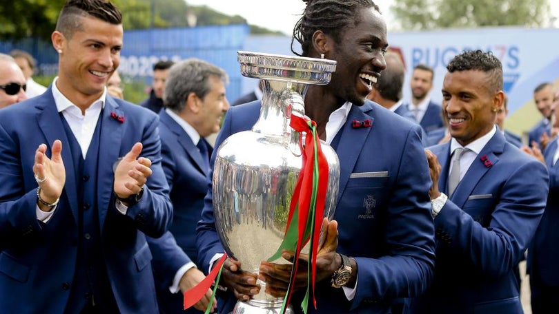 Imagem de Seleção viaja com a taça para emigrantes verem