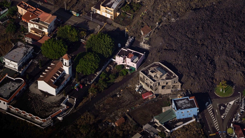 Vulcão nas Canárias deixa de emitir lava, fumo e cinzas