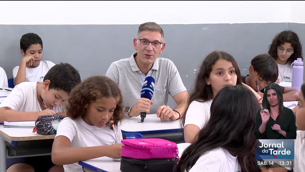 Proibição de telemóveis nas escolas do Rio resulta em melhor aprendizagem