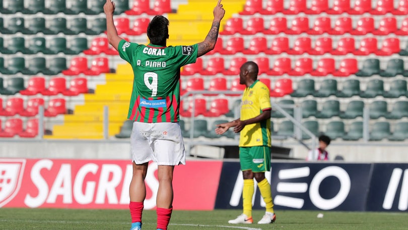 Imagem de Rodrigo Pinho aponta golo da vitória do Marítimo em Paços de Ferreira