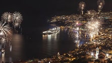 Imagem de Porto do Funchal sem navios e passageiros para o fogo de artifício (vídeo)
